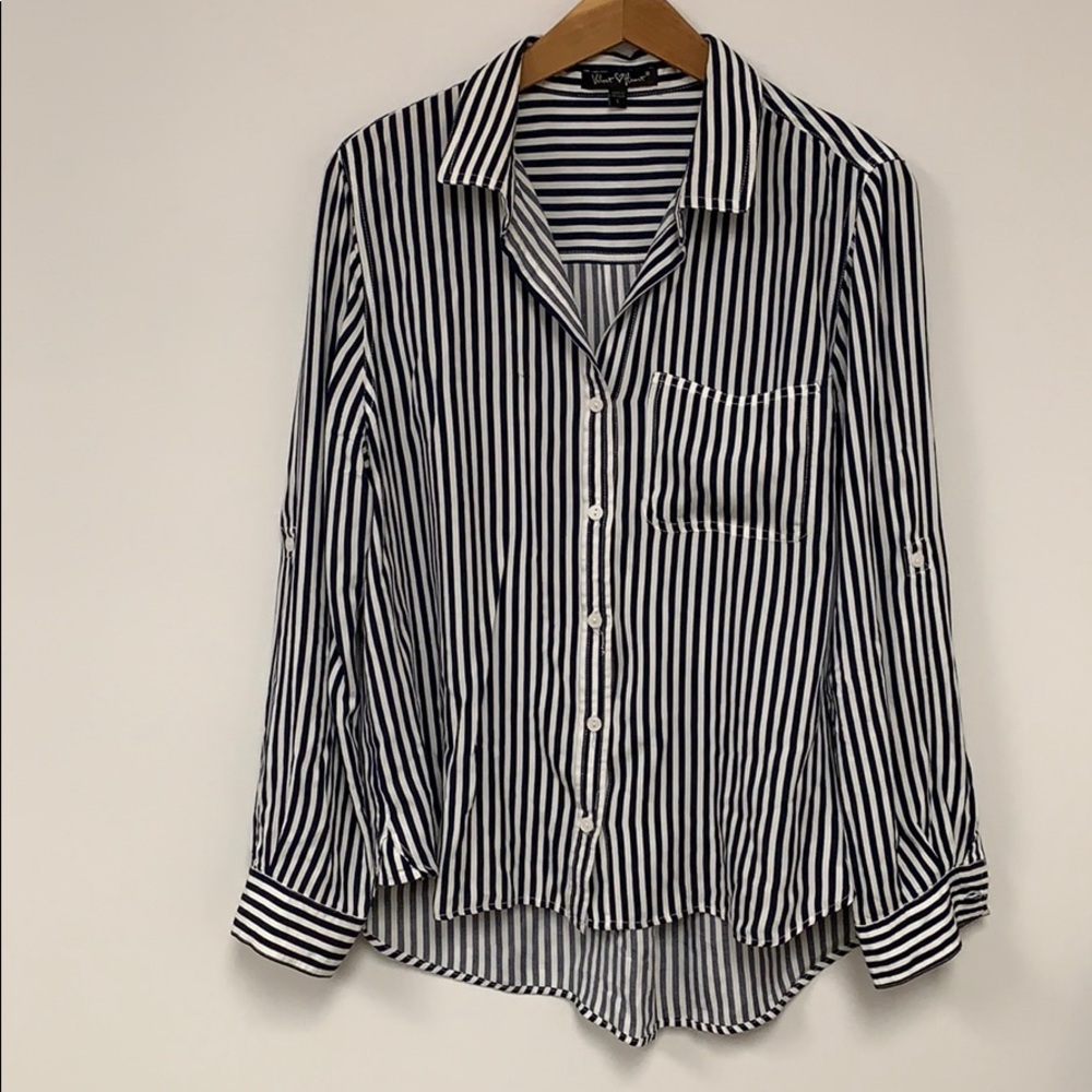 4/$19 🔥 White/blue Striped shirt